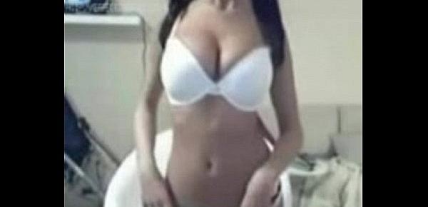  Chica baila y desnuda en webcam